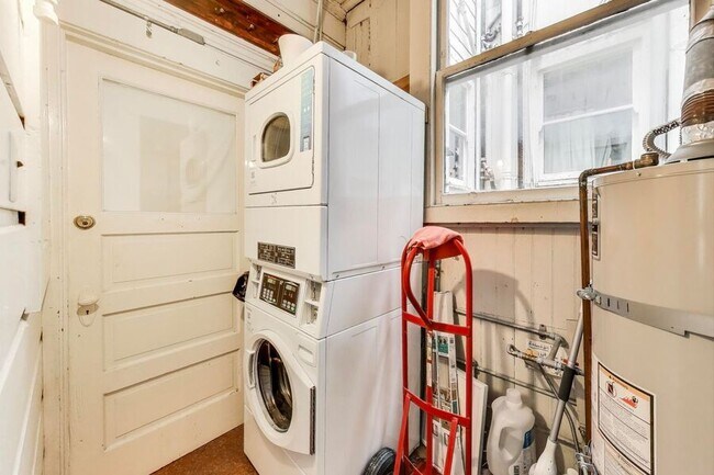 Building Photo - 528 Ashbury St