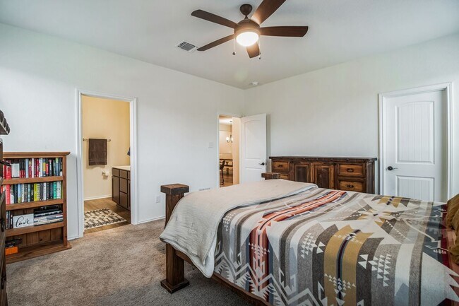 Building Photo - 227 Outlaw Dr