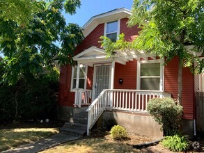 Building Photo - 3 Bedroom Home Close to UO