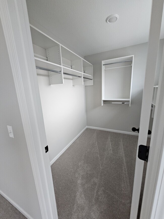 Building Photo - 1261 W Hamilton Rd N