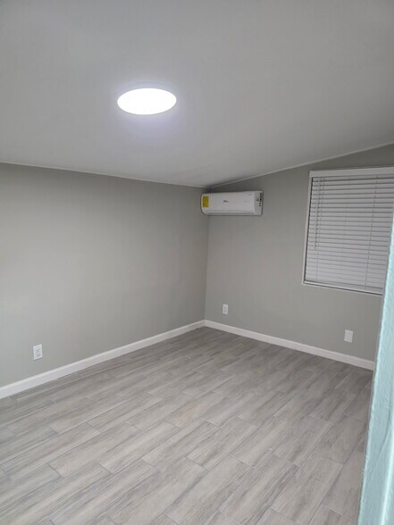 Building Photo - 3044 SE Camino Ave