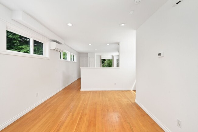 Building Photo - 3-Story Greenlake Home - Private Yard and ...
