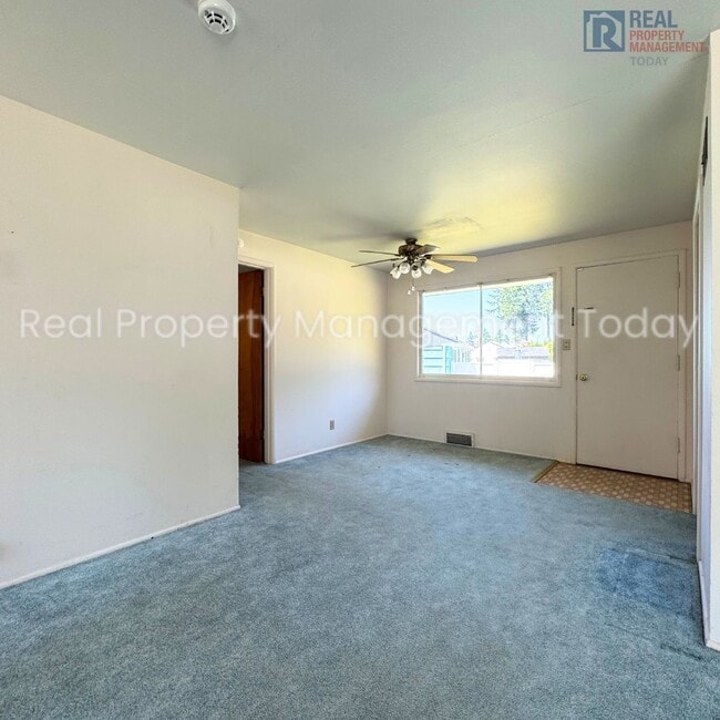 Building Photo - Charming 3 Bedroom Rambler!