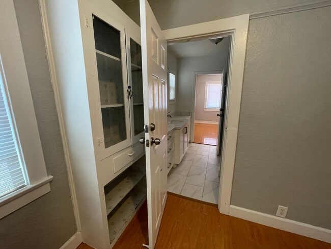 Building Photo - Gorgeous 2 Bedroom Home! Convenient Location!