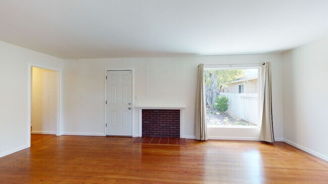 Building Photo - Updated 3 bedroom home, backyard, washer/d...