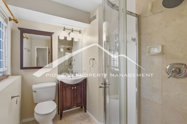 Building Photo - Huge Yard, Great Views, Perfect Location. ...