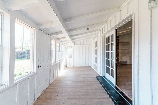 Building Photo - Spacious 3/2 with 2 Living Areas!