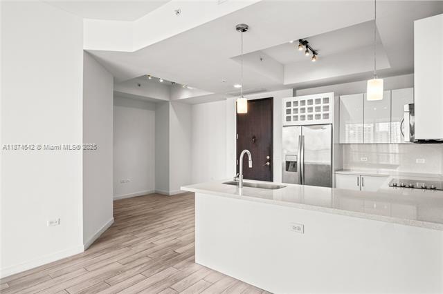 Building Photo - 999 SW 1st Ave