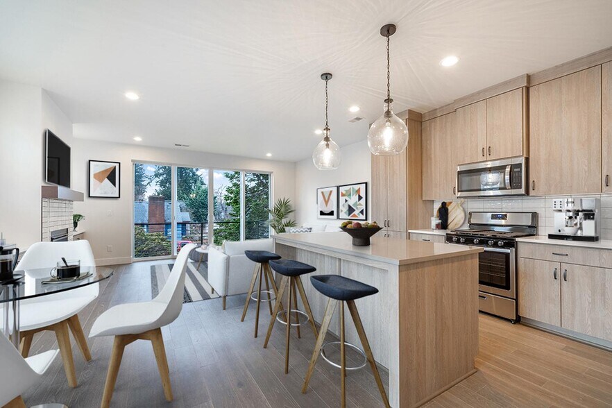 Building Photo - Luxurious University Park townhome near St Johns