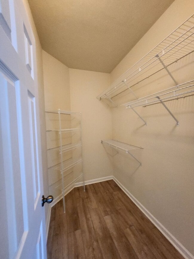 Building Photo - Beautiful 3 bedroom town home with wood fl...
