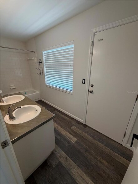 Building Photo - 3221 Oakwood Pl