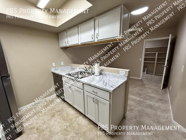 Building Photo - 551 S Lesueur-Unit 2