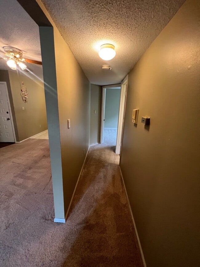 Building Photo - Private Charming Apartment!