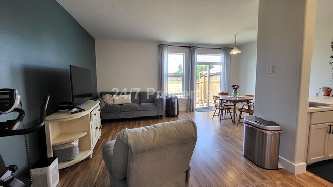 Building Photo - *Half Off First Month!* Stylish and Modern...