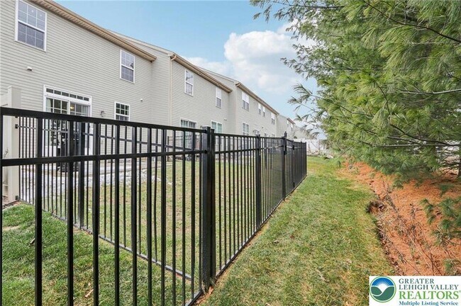 Building Photo - 270 Milkweed Dr