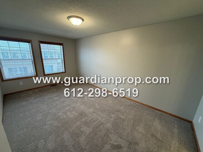 Building Photo - Townhouse in The Lakes of Blaine Available Now, New Appliances & Carpet, Bonus Room, Balcony