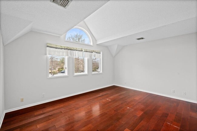 Building Photo - Spacious 4 Bedroom 4.5 Bath Rental in London Woods!
