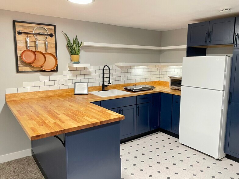 Kitchenette - 165 W Midway Blvd