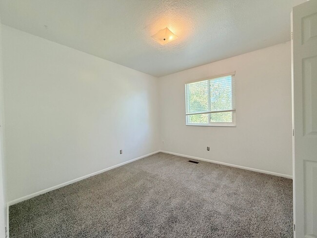Building Photo - Newly Updated 4-Bedroom Home in Sandy!