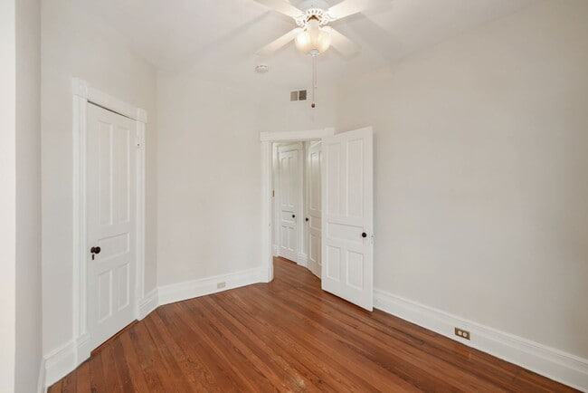 Building Photo - 3 Bed 2.5 Bathroom - Capitol Hill Rowhome - Driveway For Parking