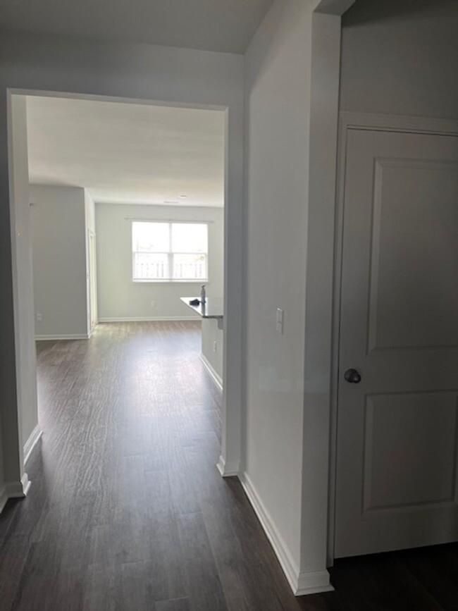 Building Photo - 3 Bedroom Home in Waterside Community of S...