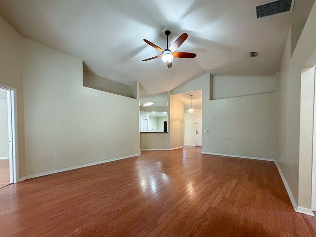 Building Photo - Pet Friendly 3/2 Home in Sorrento Available NOW!