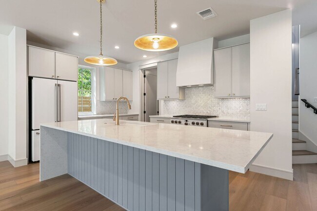 Building Photo - 917 E 37th St