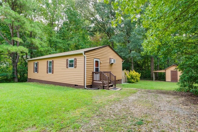 Building Photo - CHARMING 3-BEDROOM CEDAR SIDED RANCH HOUSE -Available