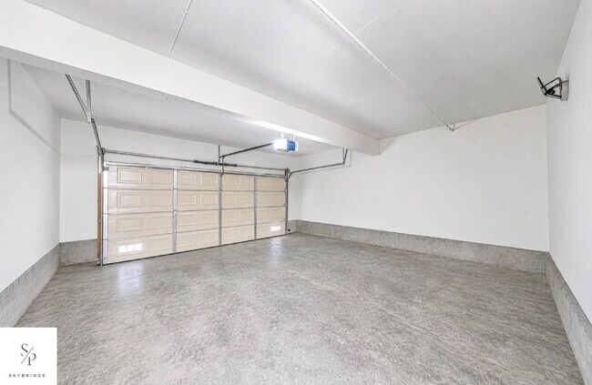 Building Photo - Charming 2-Bed Townhouse with Fireplace in Prime CA Location!