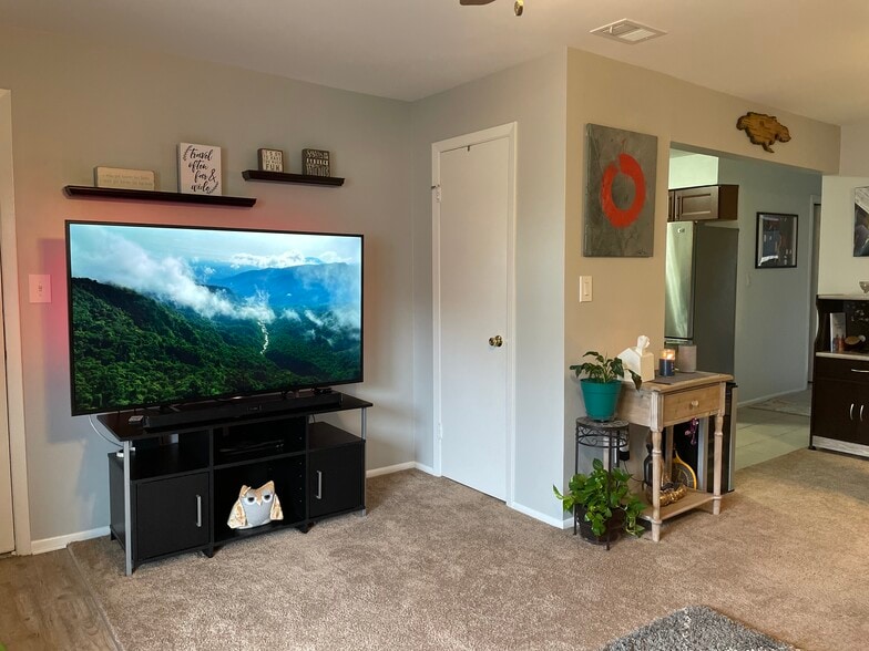 Building Photo - 165 Essex Ave