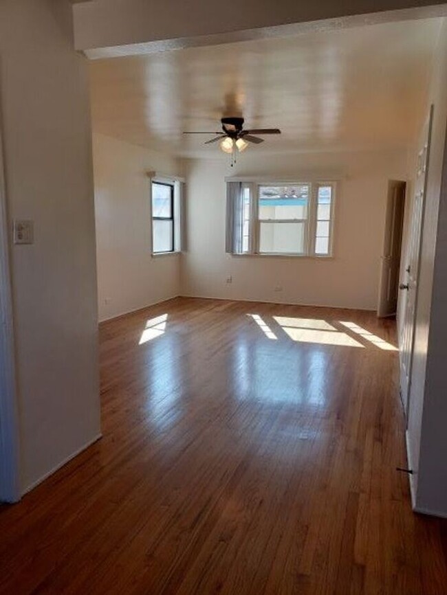 Building Photo - $500 REBATE Bright upper end (2bdr) in Nor...
