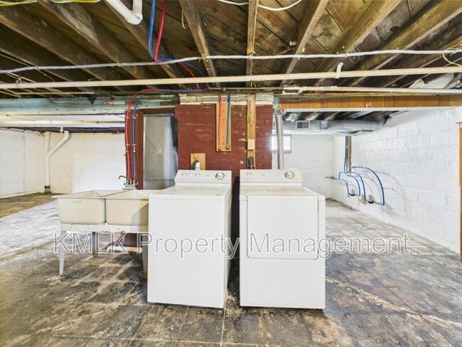 Building Photo - 1654 Wakefield Ave