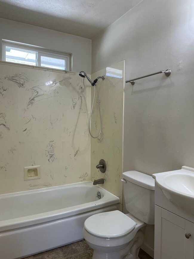 Building Photo - Nice 2 Bedroom 1 Bath Front Duplex-Parking and a Garage with Remote for Easy Access