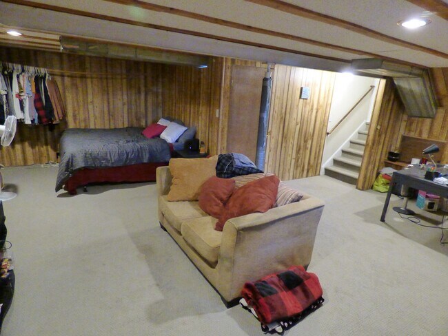 Building Photo - $0 DEPOSIT OPTION. SPACIOUS TRI-LEVEL HOME...