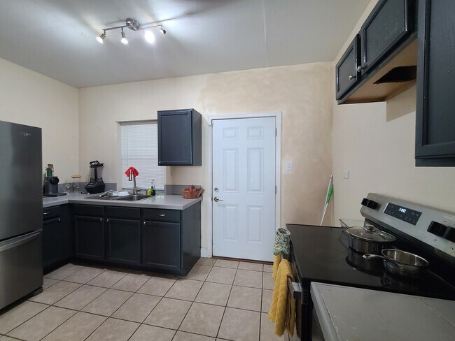 Building Photo - 2639 N Galvez St