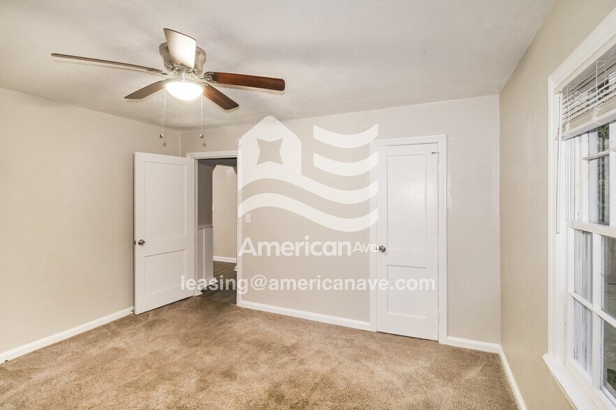 Building Photo - 914 Lamore St