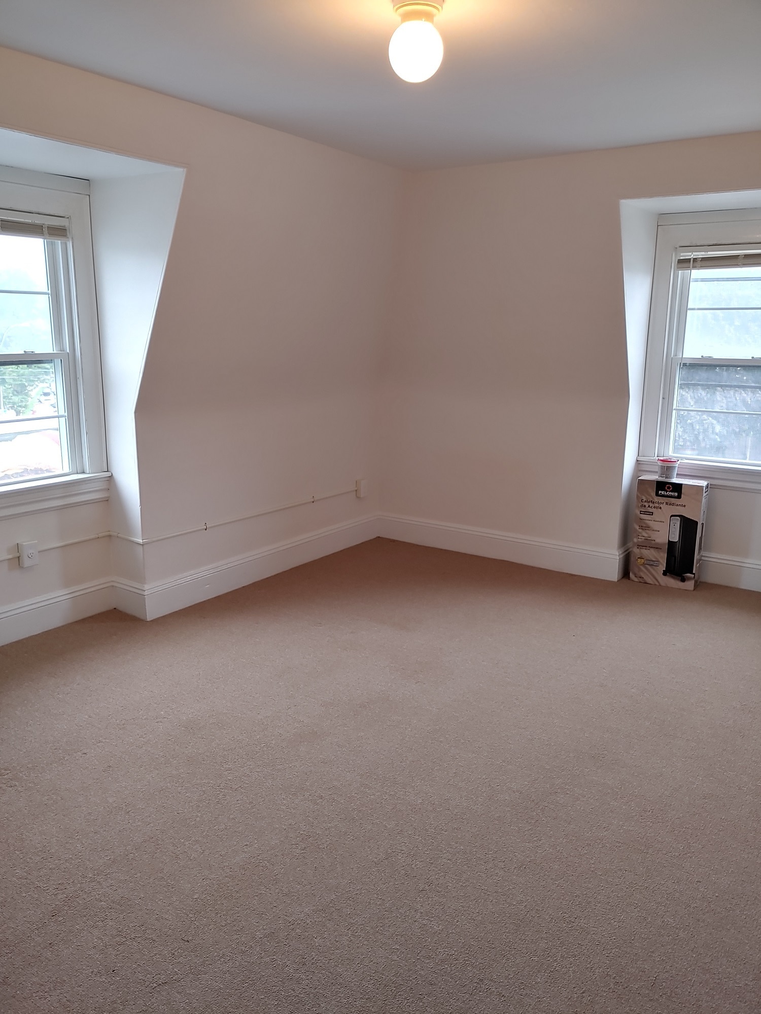 Building Photo - 321 Main St