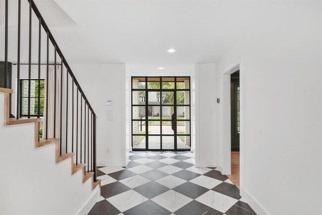 Building Photo - 819 Silvergate Dr