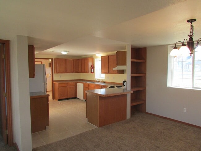 Building Photo - 510 S Circle Dr