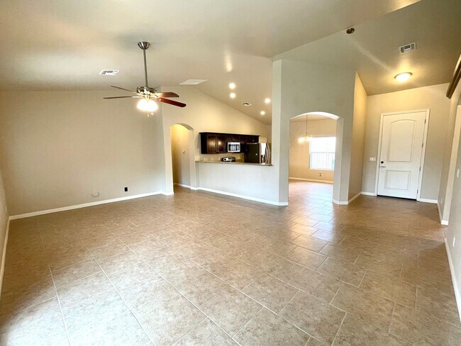 Building Photo - Beautiful 3 Bedroom Home in Hualapai Shadows! *HOME IS CURRENTLY OCCUPIED, PLEASE DO NOT DISTURB ...