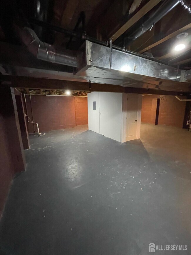 Building Photo - 301 Pinelli Dr