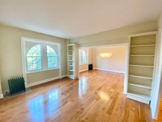 Building Photo - Have Breakfast at Tiffany's! Dupont's Gleaming Light Filled 2 En-suites w/ W/D at the Tiffany!