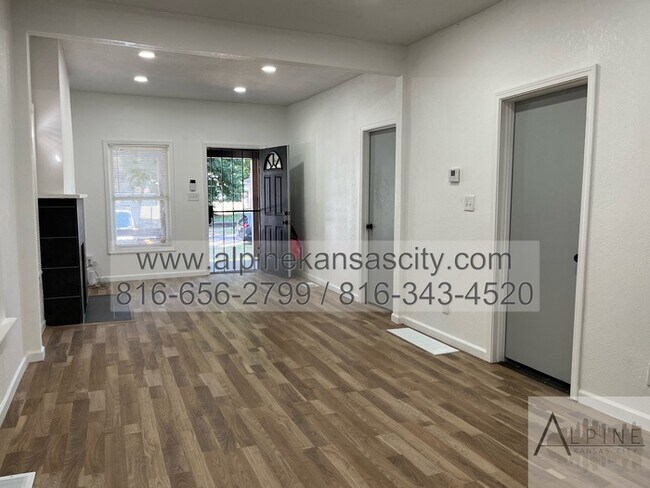 Building Photo - Updated NE Home, Garage, Section 8 OK! Fenced!