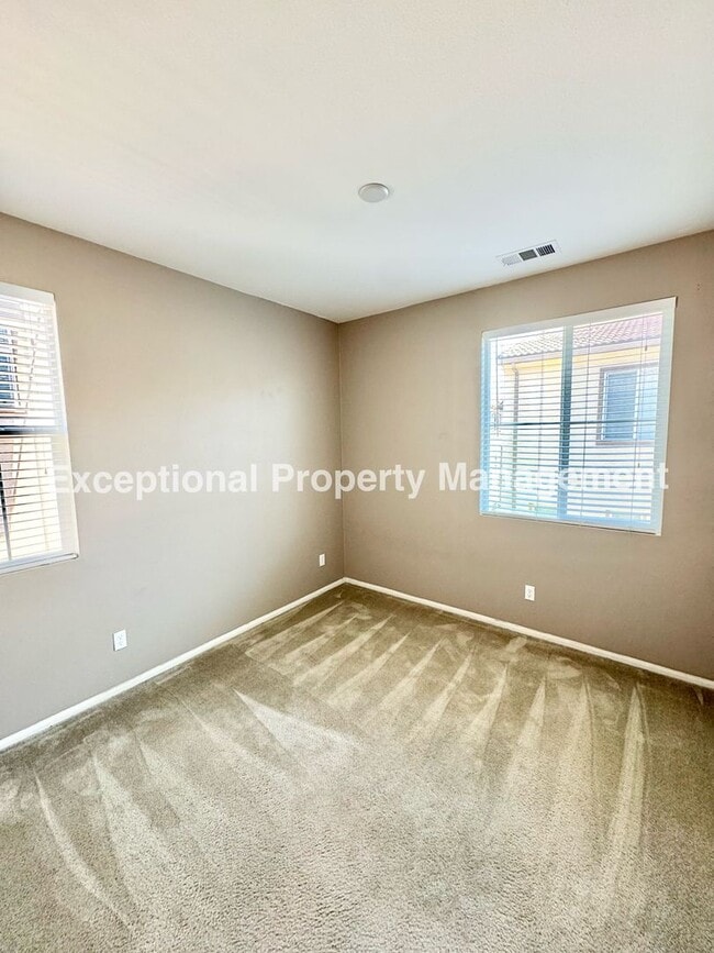 Building Photo - Great 3 bed 3 bath home