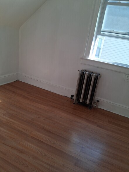 Building Photo - 33 Center St