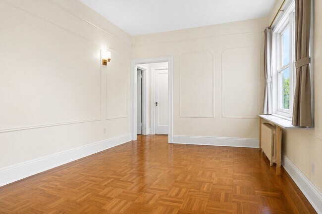 Building Photo - 122 W 39th St