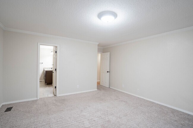 Building Photo - 4 Bed | 3 Bath in Central Tulsa!