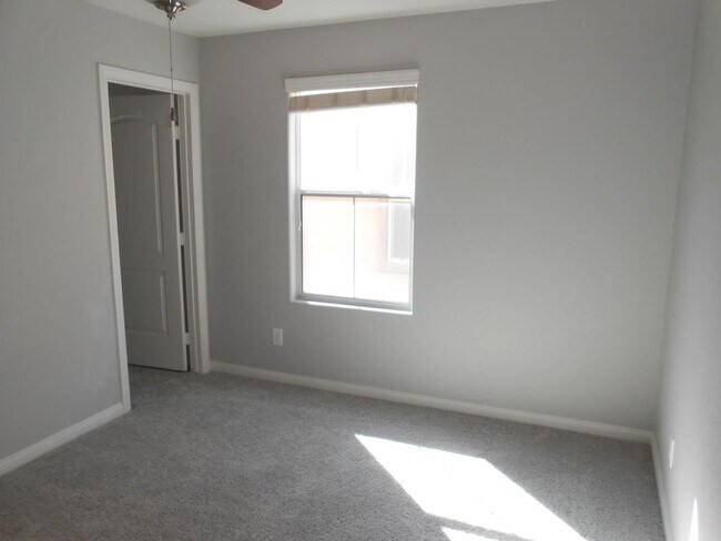 Building Photo - Beautiful Spacious Home in Mountains Edge