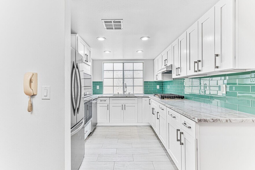 Building Photo - 402 California St