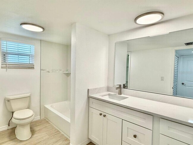 Building Photo - 8801 Bay Pointe Dr